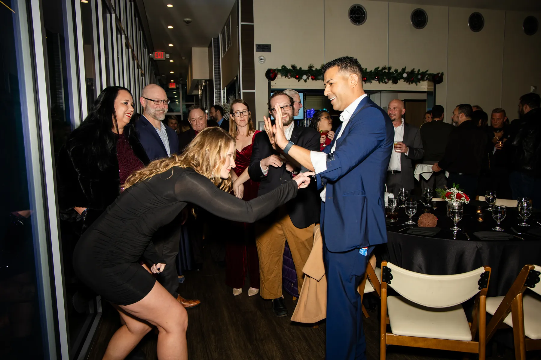 A roaming magician mid-trick with SQA guests at the table